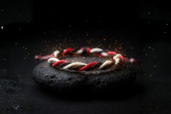 Bolehkah Sebenarnya Non-Hindu Pakai Tridatu? Ini Jawabannya! gelang tridatu