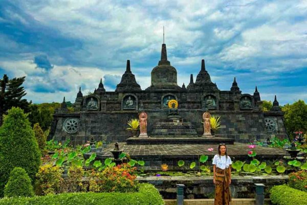 Brahmavihara Arama Buleleng: Arsitektur “Krisis Identitas” yang Memvalidasi Perasaanmu