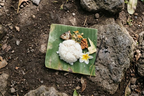 Mebanten Canang Setiap Hari: Wajib Menurut Lontar, atau Cuma Gengsi Tetangga?