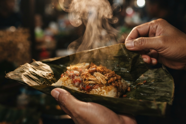 Kenapa Makanan Bali Dibungkus Daun Selalu Terasa Lebih Enak? (Sebuah Ironi Eco-Friendly)