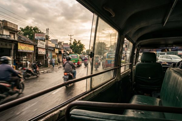 Matinya Angkot Denpasar: Kenapa Kota yang Makin Praktis Justru Bikin Kita Kesepian?